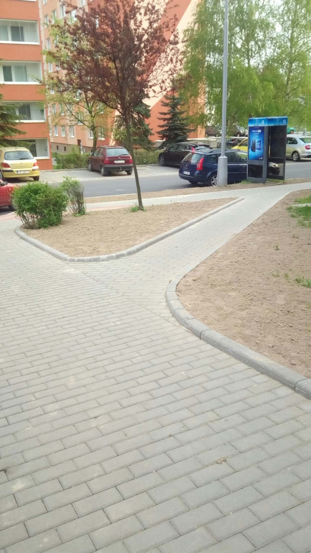 Naše realizace: šedá zámková dlažba chodníku lemovaná obrubníky