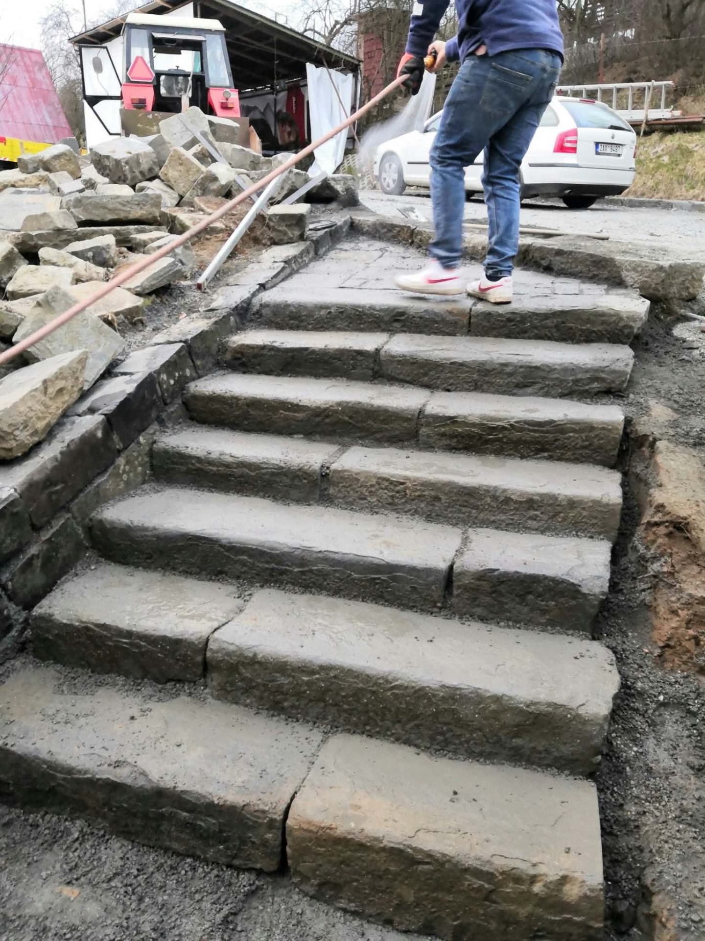 Naše realizace: schody a zeď z masivního přírodního kamene
